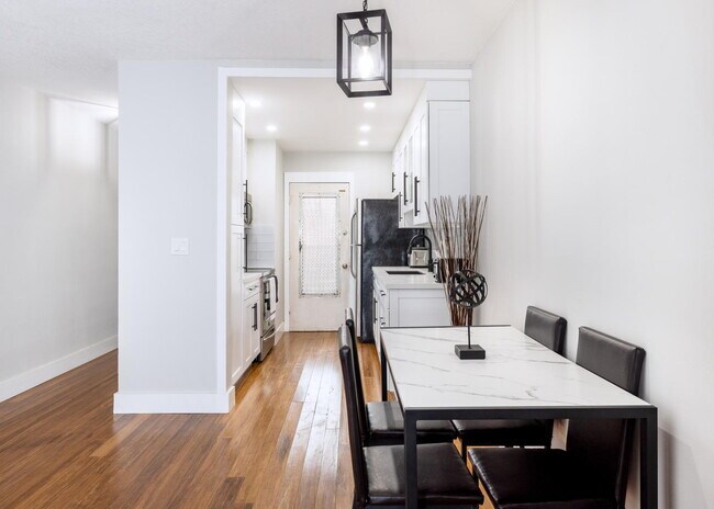 Building Photo - Fully Remodeled & Furnished 1 Bedroom Condo