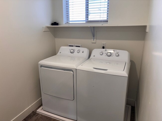 Building Photo - 4 bed | 2 1/2 bath | 2 car garage in Deser...
