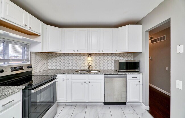 Building Photo - 2365 N Pointe Ln