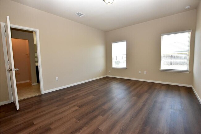 Building Photo - 5725 Roderick Dr