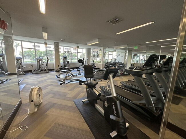 Building Photo - Unfurnished Annual DOWNTOWN ST. PETE - SIG...