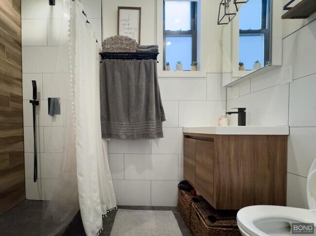 Building Photo - 2 bedroom in Brooklyn NY 11222
