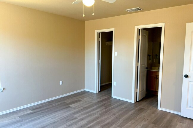 Building Photo - 1507 E 14th St