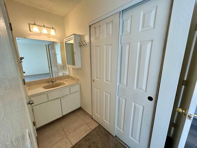 Building Photo - Beautiful Home in Great Neighborhood! Avai...