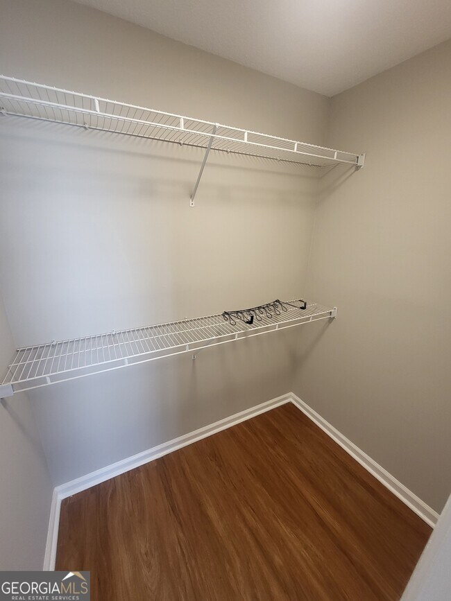 Building Photo - 7700 Lakeshore Ct