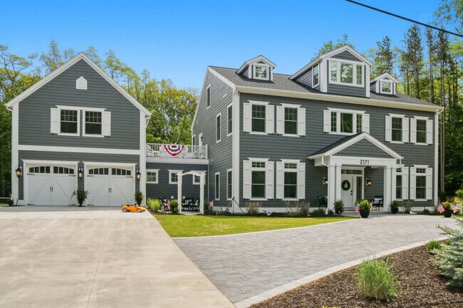 Building Photo - 2171 Lakeshore Dr