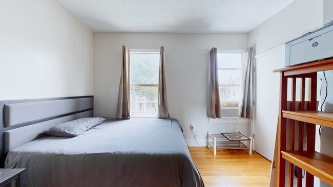 Building Photo - 6 Bedroom Apartment in Science Hill, close to downtown! (Laundry In Unit)