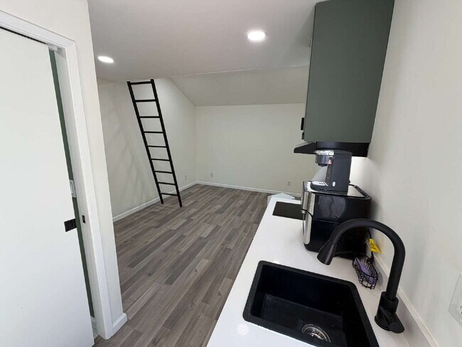Building Photo - 2261 Hickory Dr