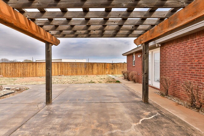 Building Photo - 6120 7th Dr