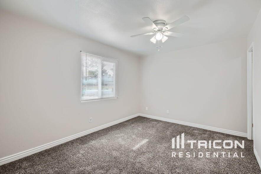 Building Photo - 14033 N 49th Ave
