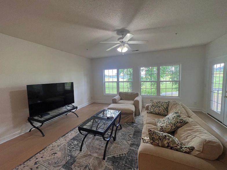 Building Photo - 5063 Glenbrook Dr