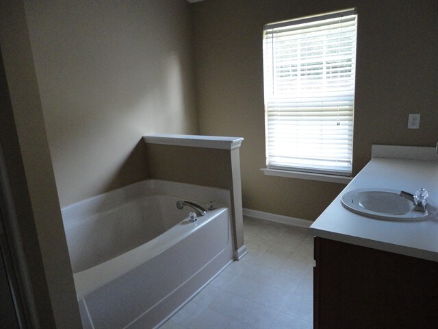 Building Photo - 1005 Glen Hollow Dr