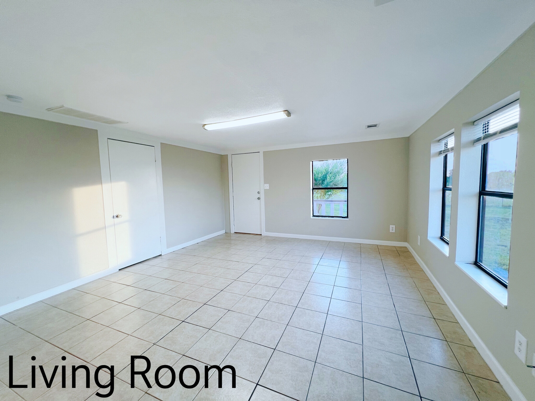 Living Room - Left door to Master & Right door to back porch - 2900 County Road 285