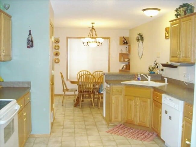 Building Photo - Available sept 01, 3bd, 2ba End Unit Town ...