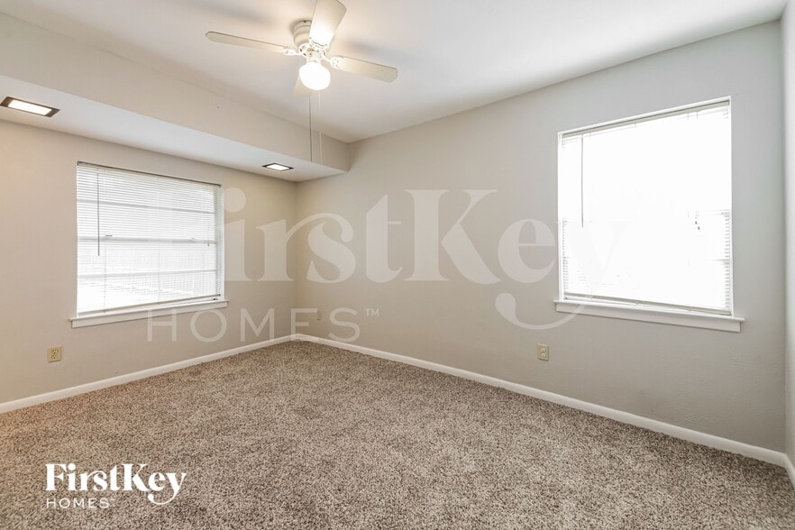 Building Photo - 2029 Willow Ln