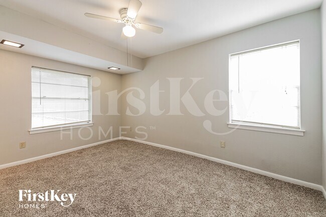Building Photo - 2029 Willow Ln