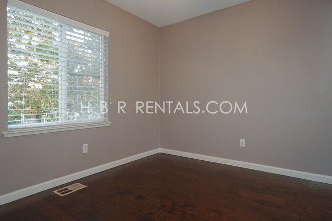 Building Photo - Bright Craftsman-Style 4 Bedroom Home in Q...