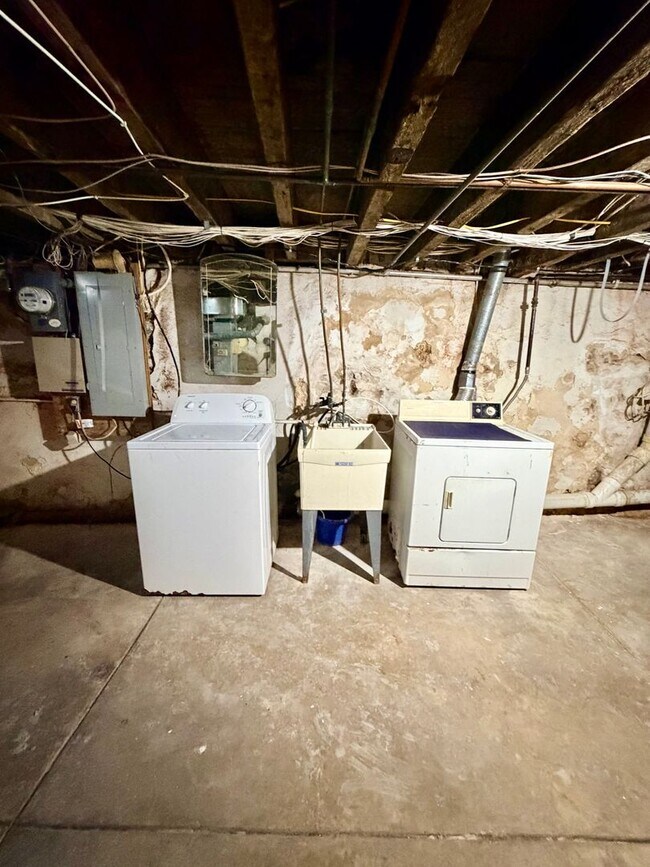 Building Photo - 3 bed 2.5 bath in Port Richmond with Garag...
