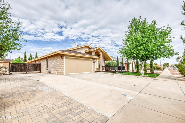 Building Photo - 5733 Saplinas Rd