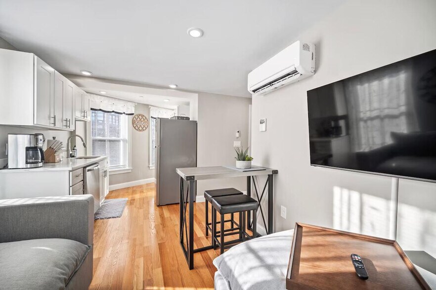 Building Photo - 169 Endicott St