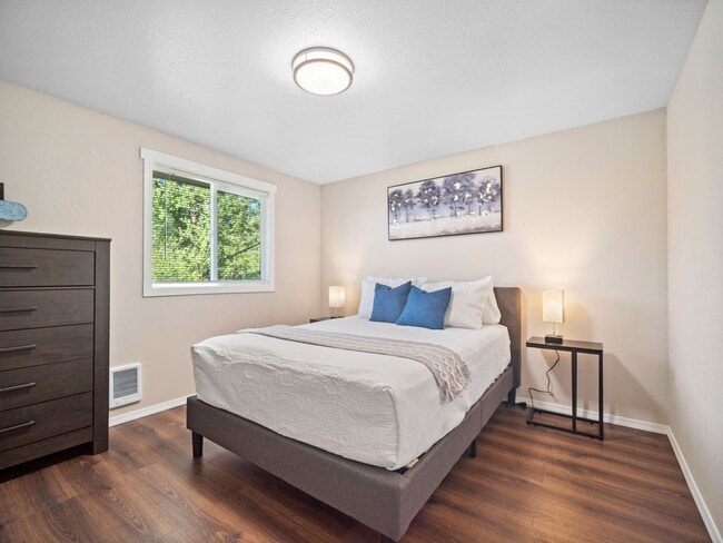 Building Photo - Clean and Cozy 2 bedroom condo with private parking