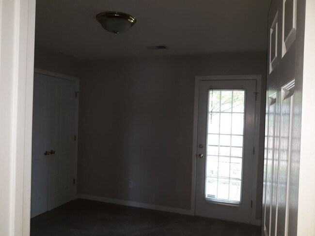 Building Photo - Charming Home in Northeast Columbia - Less...