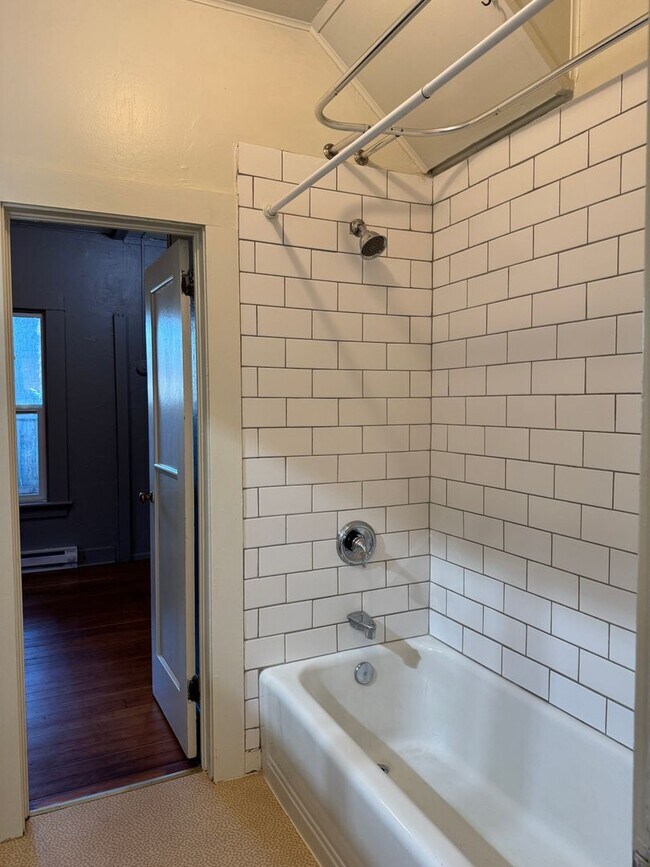 Building Photo - 1262 W 5th Ave