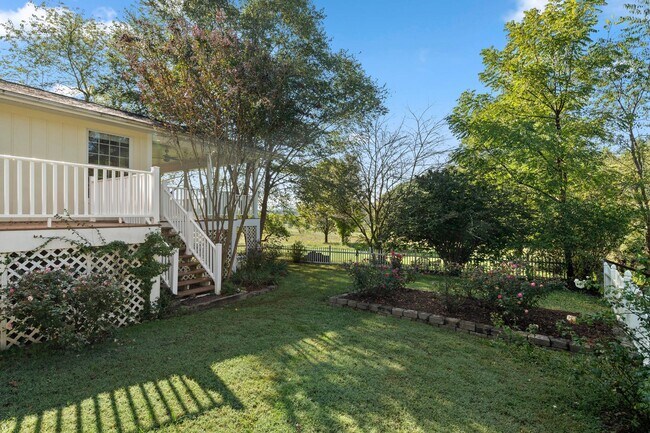 Building Photo - Spacious Updated Ranch