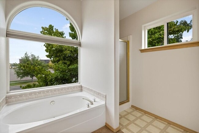 Building Photo - 423 Columbia Point Dr