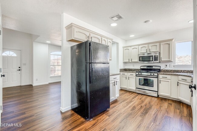 Building Photo - 7600 Plaza Redonda Dr