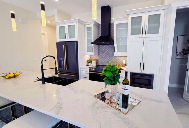 Building Photo - Bold Sarasota Bay Luxury Custom Home, 5 beds/4 baths, Private pool.