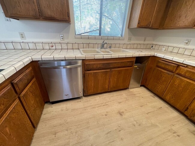 Building Photo - Golf Course- On The Mesa 3 Bedrooms, 2 Bathrooms, New Paint,