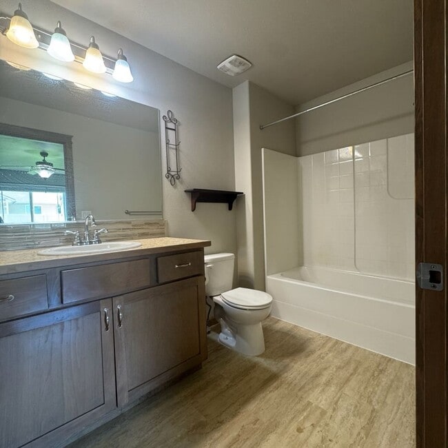 Building Photo - Modern 3 bed 2 bath unit in quiet neighbor...