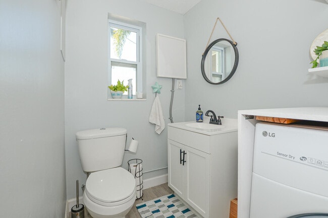 Building Photo - 110 SW Hideaway Pl