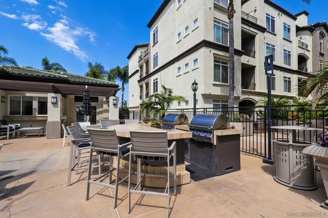 Building Photo - Beautiful 3 bedroom, 2 bath condo in La Jo...