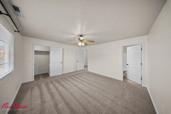 Building Photo - Adorable 3 Bedroom End Unit Townhome!