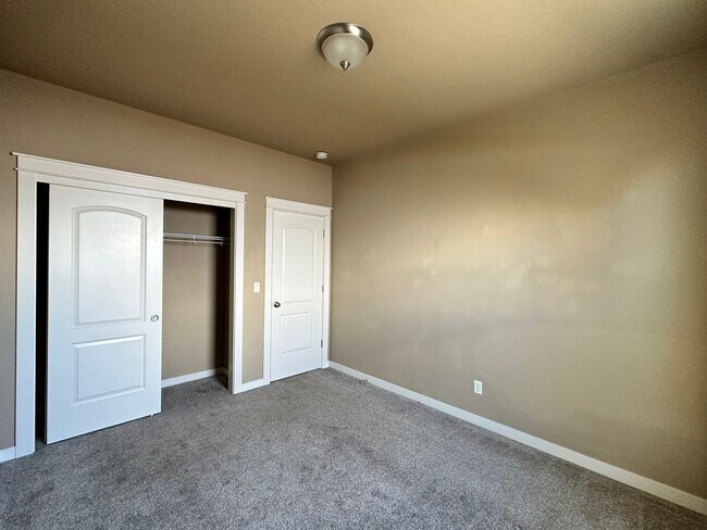 Building Photo - SPACIOUS SINGLE FAMILY HOME LOCATED IN SW REDMOND!