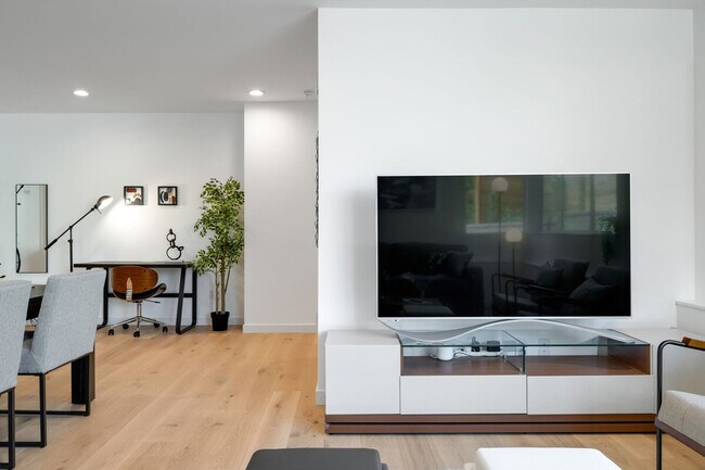 Building Photo - 5300 NE 67th St