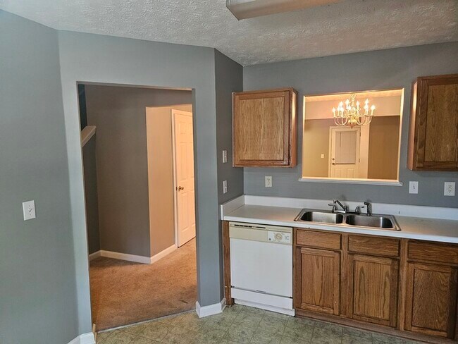 Building Photo - 3Bed 2.5 Town Home