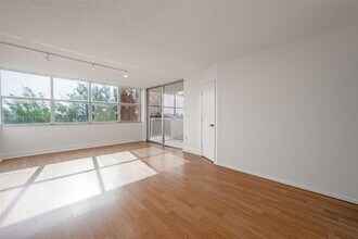 Building Photo - 1300 NE Miami Gardens Dr