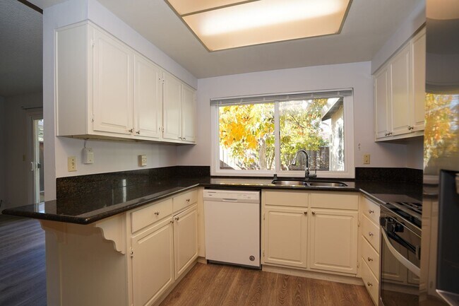 Building Photo - Beautiful Single Family Home in Desirable ...