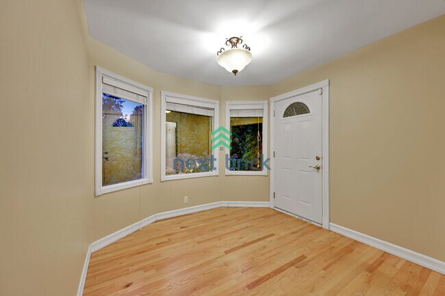 Building Photo - Stunning Bellevue Home for Rent