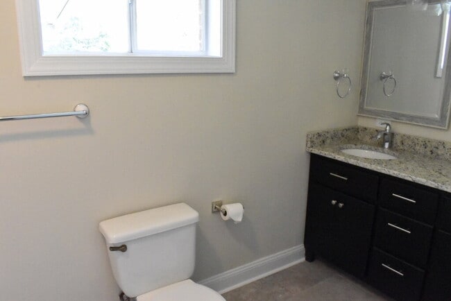 Building Photo - 3 BR, 2 BA West End Rancher