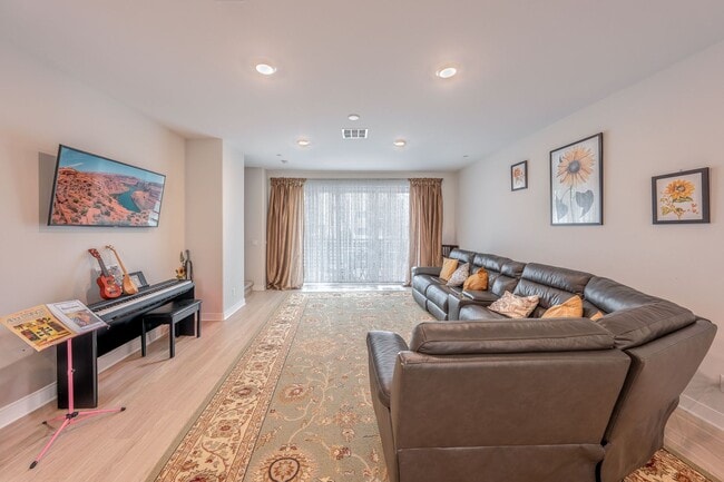 Building Photo - 232 Keeper