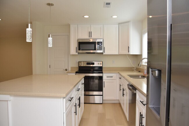 Building Photo - 5724 Hillcrest Dr SW