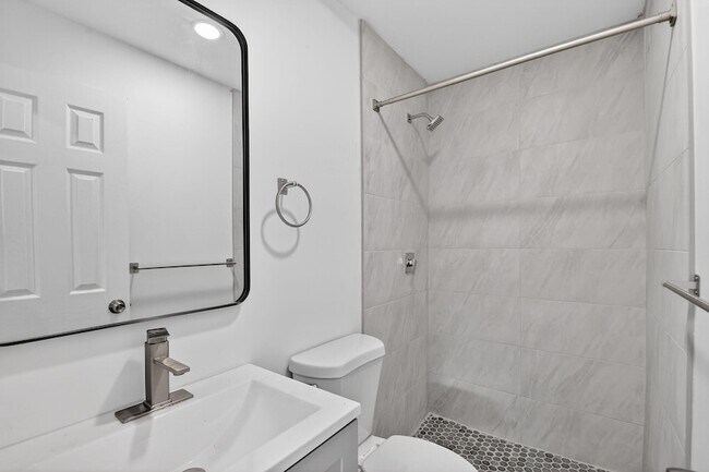 Building Photo - 917 W 2nd St