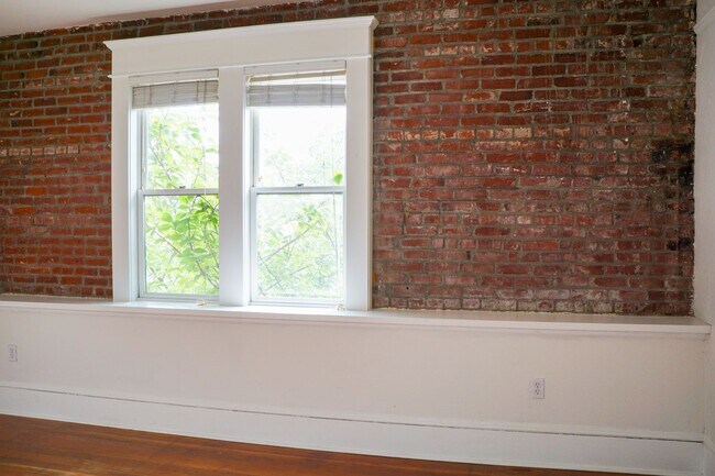 Building Photo - 1008 N Killingsworth St