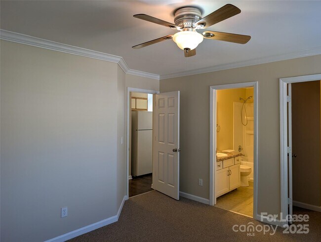 Building Photo - 125 Foxglove Dr