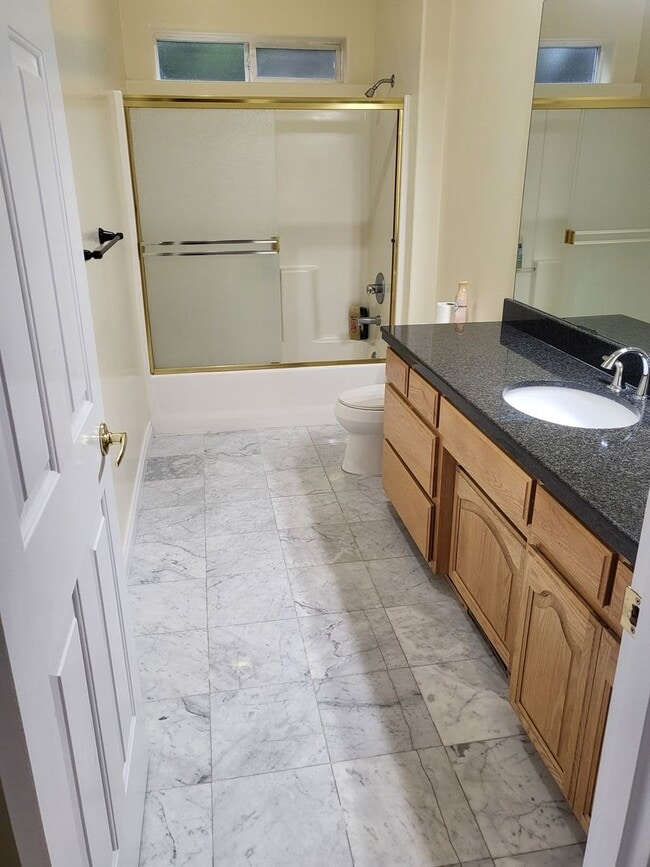 Building Photo - 5 bed 3 bath