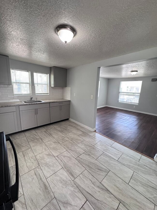Building Photo - **Move in Ready** 3/2 Single Family home